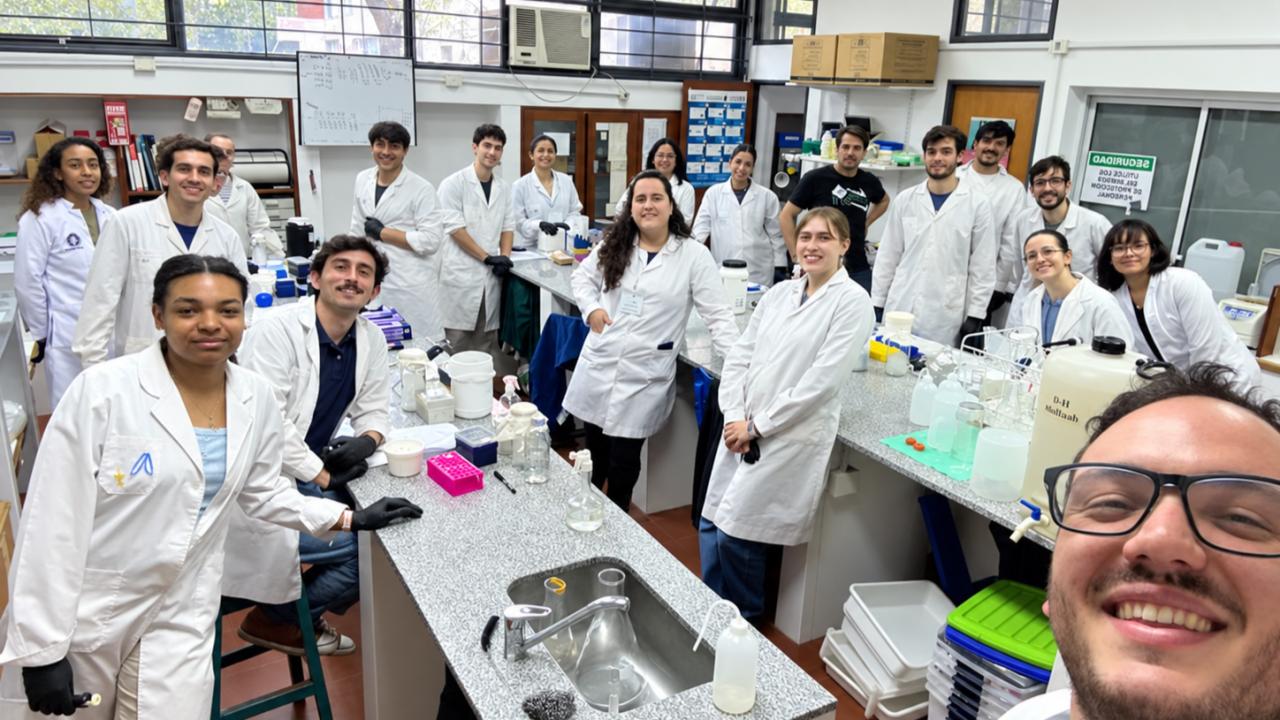 Una capacitación del CONICET y la Universidad Nacional de La Plata abordó tecnologías que utilizan ARN para controlar plagas y mejorar procesos agrícolas. El encuentro muestra un campo en el que Argentina podría combinar investigación biotecnológica con experiencia agropecuaria.