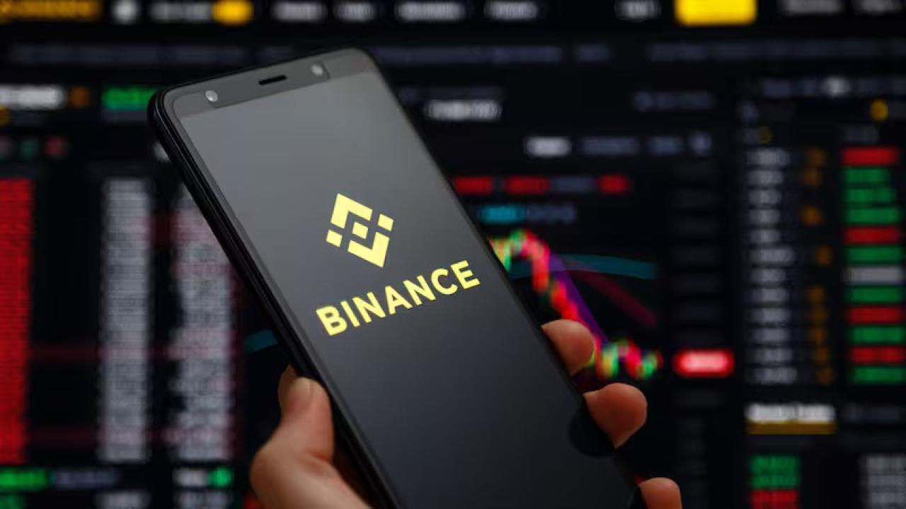 El mayor ciberataque registrado contra una plataforma de criptomonedas provocó fuertes caídas en el mercado global. A poco más de 16 horas del inicio del robo de aproximadamente 6.300 millones de dólares, Bitcoin, Ethereum, BNB y XRP enfrentan un escenario de volatilidad, mientras Binance intenta recuperar los fondos y garantizar la seguridad de sus usuarios.