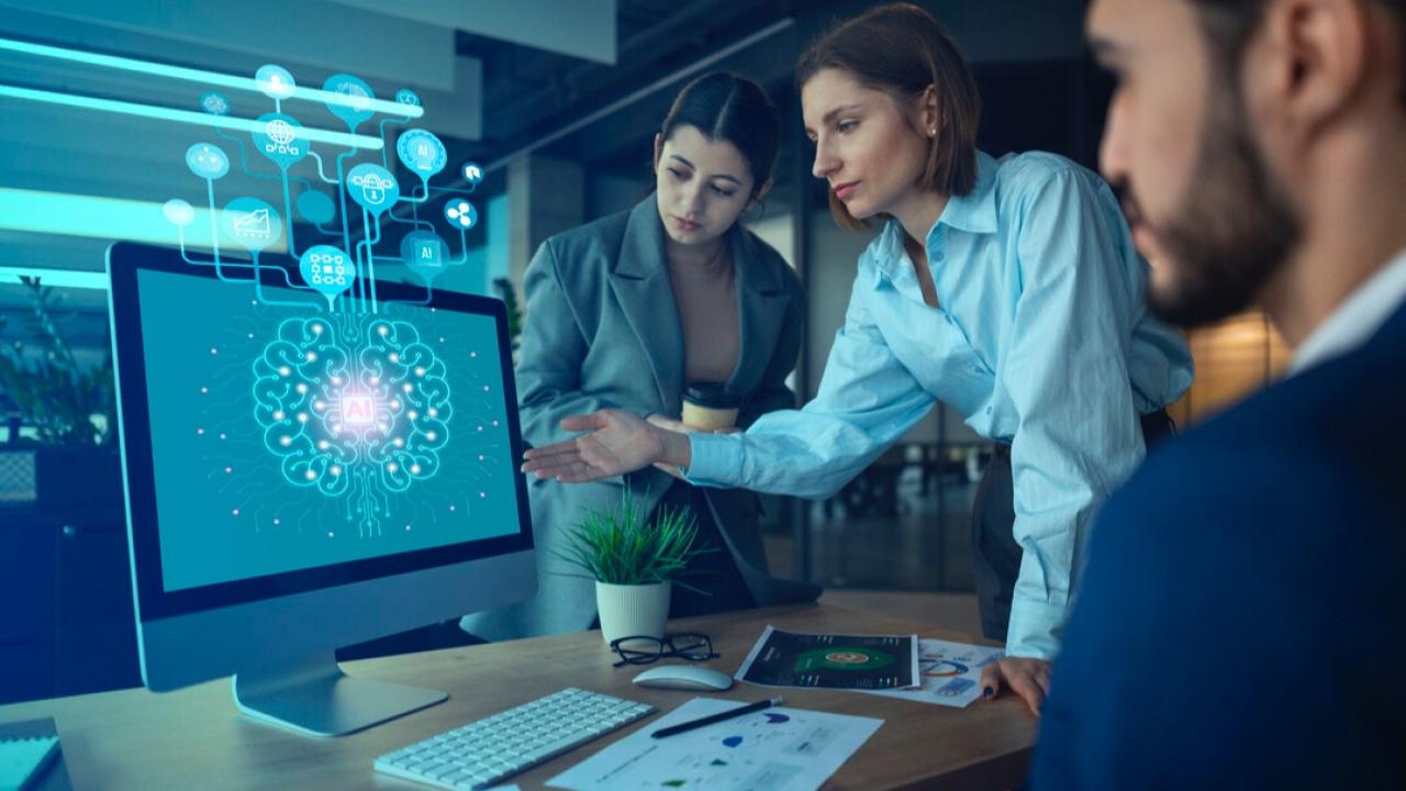 Shopify está adoptando un enfoque innovador en la gestión de su fuerza laboral al priorizar la Inteligencia Artificial (IA) sobre la contratación de nuevo personal. El CEO de Shopify, Tobi Lütke, ha emitido un mandato que exige a los equipos que exploren exhaustivamente el uso de la IA antes de solicitar personal o recursos adicionales, según un memorando interno del 7 de abril de 2025.