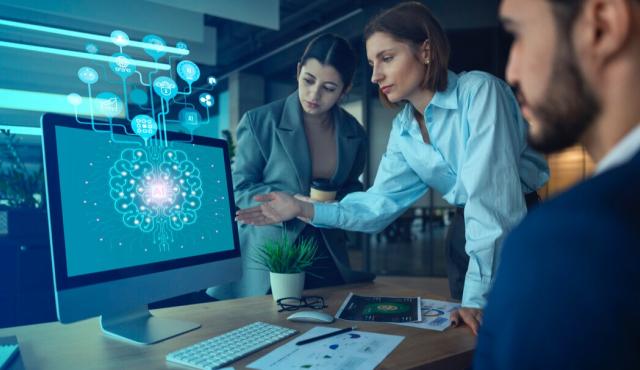 Shopify está adoptando un enfoque innovador en la gestión de su fuerza laboral al priorizar la Inteligencia Artificial (IA) sobre la contratación de nuevo personal. El CEO de Shopify, Tobi Lütke, ha emitido un mandato que exige a los equipos que exploren exhaustivamente el uso de la IA antes de solicitar personal o recursos adicionales, según un memorando interno del 7 de abril de 2025.
