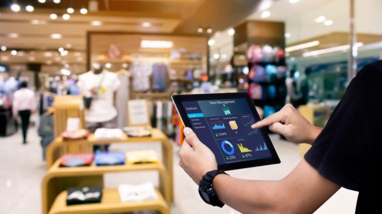 En un contexto donde la experiencia del cliente es clave para la fidelización y el crecimiento, la empresa tecnológica DISPL se consolida como una aliada estratégica para marcas y cadenas de retail. Su propuesta combina Inteligencia Artificial, análisis de datos y señalización digital para transformar tiendas físicas en entornos inteligentes, capaces de adaptarse en tiempo real al comportamiento de los consumidores