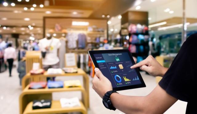 En un contexto donde la experiencia del cliente es clave para la fidelización y el crecimiento, la empresa tecnológica DISPL se consolida como una aliada estratégica para marcas y cadenas de retail. Su propuesta combina Inteligencia Artificial, análisis de datos y señalización digital para transformar tiendas físicas en entornos inteligentes, capaces de adaptarse en tiempo real al comportamiento de los consumidores