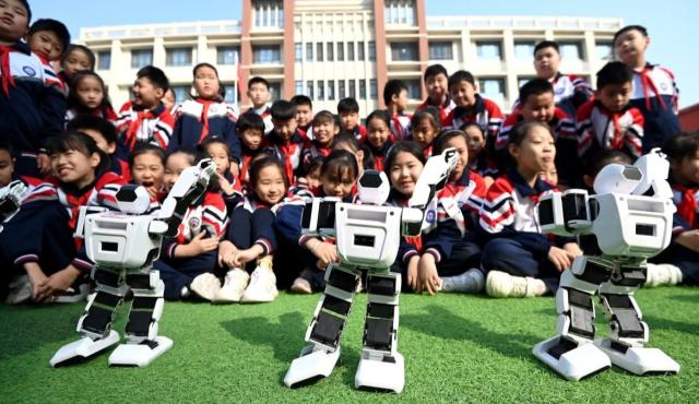 A partir de 2025, China integrará la enseñanza obligatoria de Inteligencia Artificial en todas sus escuelas primarias y secundarias. El objetivo es preparar a las futuras generaciones para liderar el desarrollo tecnológico global.