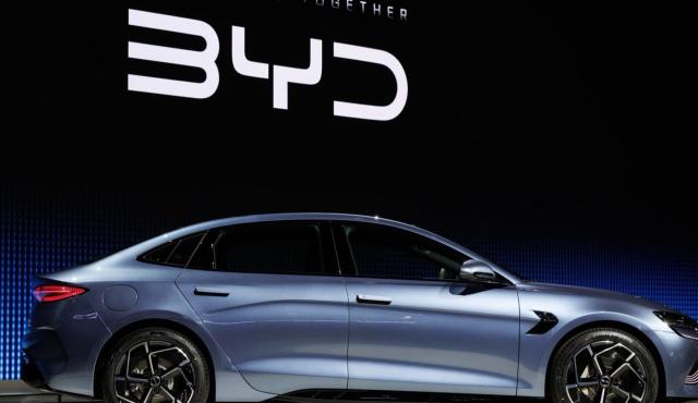 La automotriz china BYD (Build Your Dreams), una de las líderes mundiales en movilidad eléctrica, confirmó su llegada a la Argentina con un ambicioso plan que incluye la producción local de vehículos eléctricos e híbridos.

