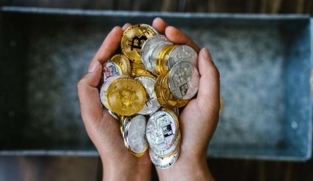

Invertir en criptomonedas ya no es exclusivo de grandes capitales. Gracias a la posibilidad de adquirir fracciones de activos digitales y a plataformas accesibles, hoy es posible empezar en el mundo cripto con montos bajos. Te contamos cómo hacerlo de forma segura y qué aspectos tener en cuenta.
