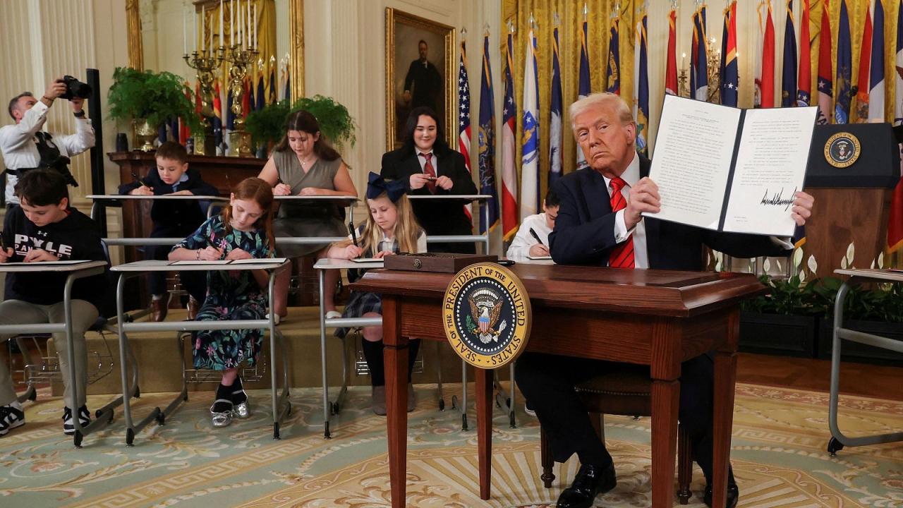 El presidente estadounidense firmó un decreto que busca integrar la Inteligencia Artificial en el sistema educativo K-12, establecer un grupo de trabajo nacional y promover asociaciones público-privadas.