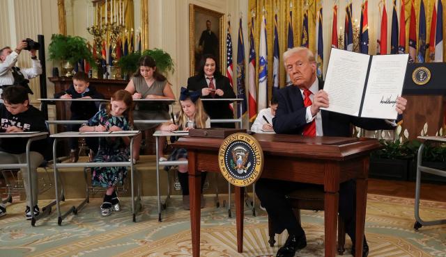 El presidente estadounidense firmó un decreto que busca integrar la Inteligencia Artificial en el sistema educativo K-12, establecer un grupo de trabajo nacional y promover asociaciones público-privadas.