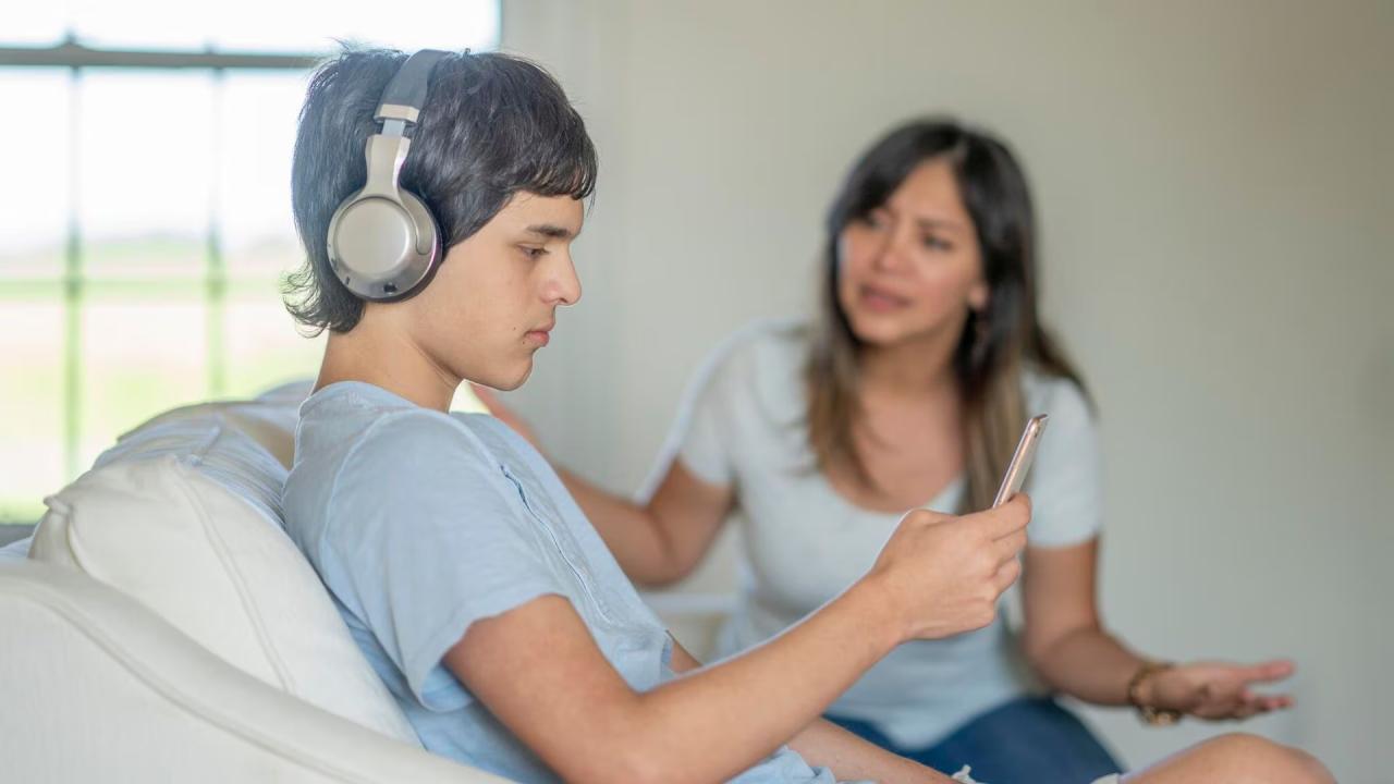 Con el auge de la tecnología y el uso temprano de dispositivos móviles por parte de niños y adolescentes, los padres enfrentan un nuevo desafío: cómo cuidar a sus hijos cuando están fuera del hogar sin invadir completamente su privacidad. En este contexto, las aplicaciones móviles de control parental y localización se convirtieron en herramientas clave para garantizar su seguridad, tanto en el mundo físico como en el digital.

