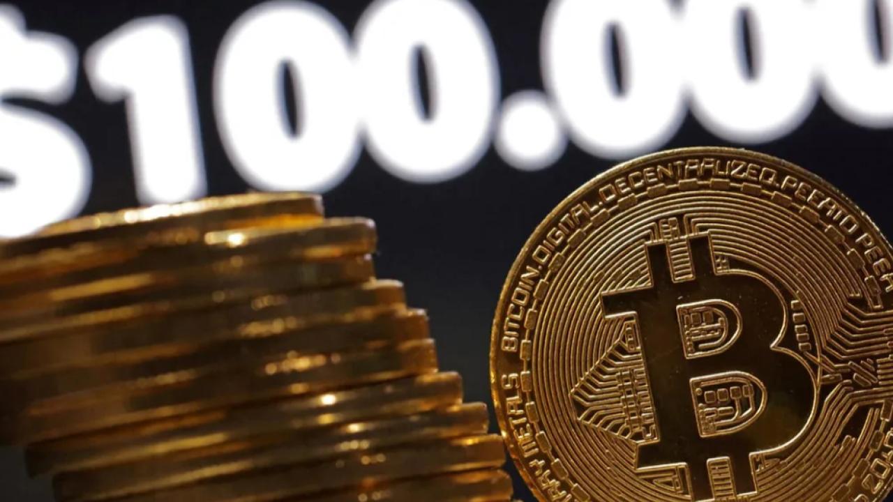 El Bitcoin alcanzó y superó la histórica barrera de los 100.000 dólares en mayo de 2025, marcando un hito que refleja un fuerte impulso alcista en el mercado de criptomonedas. Esta suba responde a una combinación de factores globales y locales que han generado un clima favorable para la adopción y la inversión en activos digitales.
