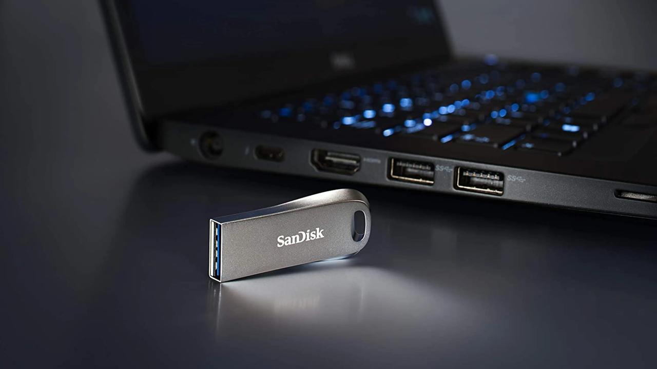 En plena era del almacenamiento en la nube y la conectividad total, los pendrives —esos pequeños dispositivos USB que dominaron la primera década del 2000— parecen haber encontrado una segunda vida. Aunque muchos los daban por obsoletos, su uso está creciendo nuevamente, impulsado por nuevas necesidades de seguridad, portabilidad y compatibilidad.
