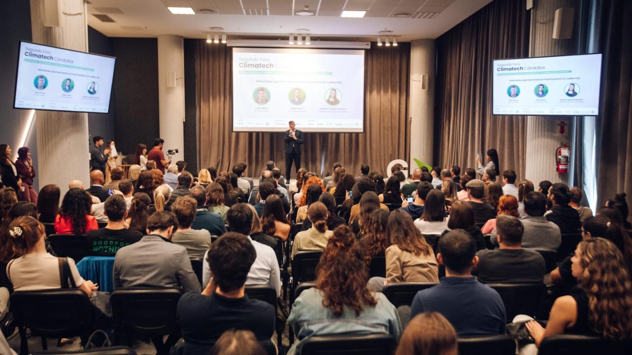La ciudad de Córdoba se posicionó como un faro de innovación climática al acoger la segunda edición del Foro Climatech, un evento que reunió a más de 120 emprendedores, inversores y líderes tecnológicos y ambientales para abordar los desafíos de la economía regenerativa.