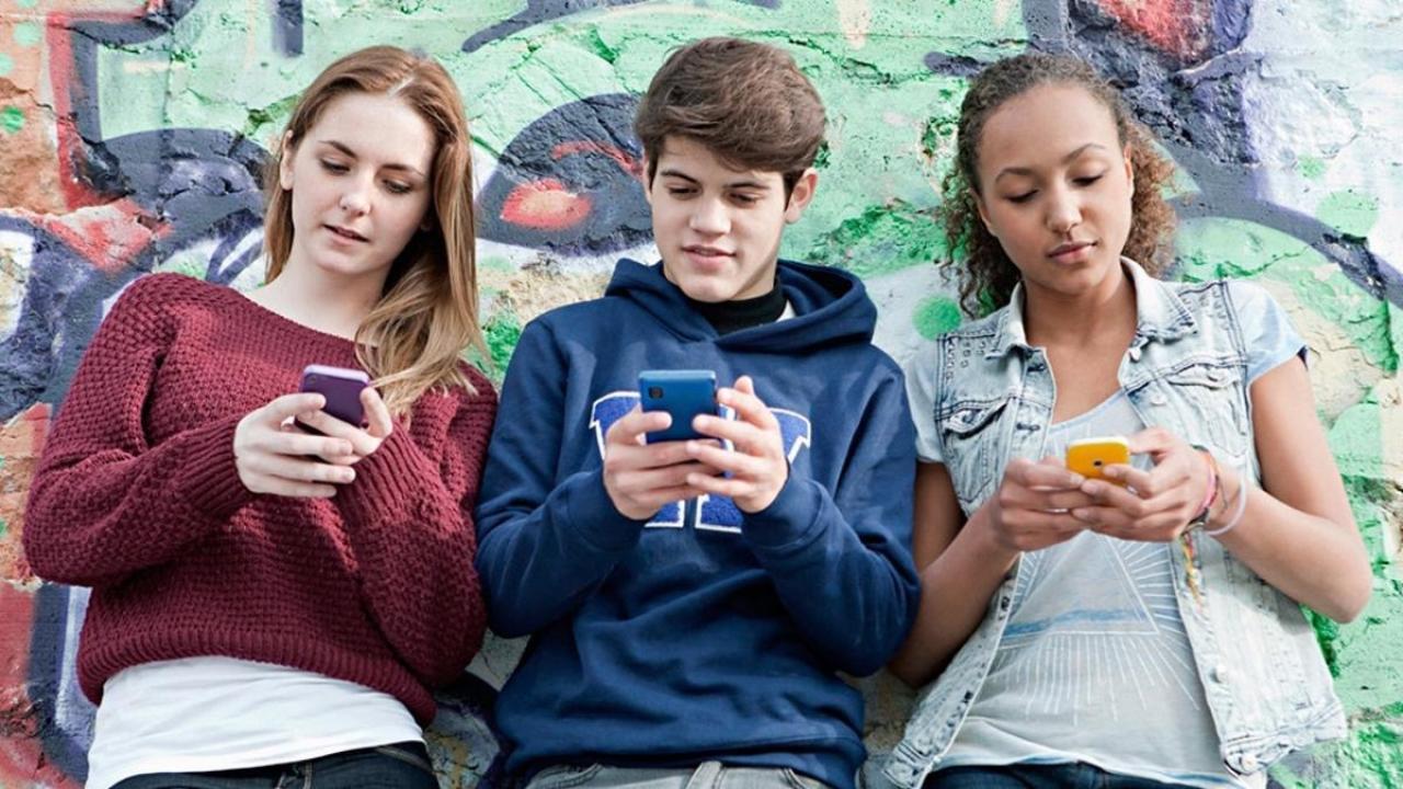 Un nuevo estudio de la Universidad de San Francisco (EE. UU.), publicado en JAMA Open Network, confirma una preocupación creciente: el uso de redes sociales se multiplicó por diez en solo tres años entre adolescentes y está directamente relacionado con un aumento de síntomas depresivos. El análisis se realizó sobre datos de 11.876 niños.