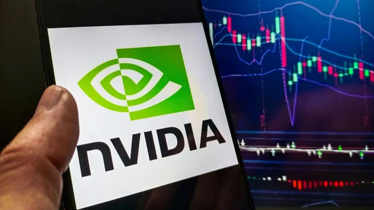 Nvidia anunció resultados históricos para el primer trimestre de 2025, alcanzando ingresos por $44.100 millones, un impresionante aumento del 69% interanual, y una ganancia neta de $18.800 millones, un salto del 26%.
