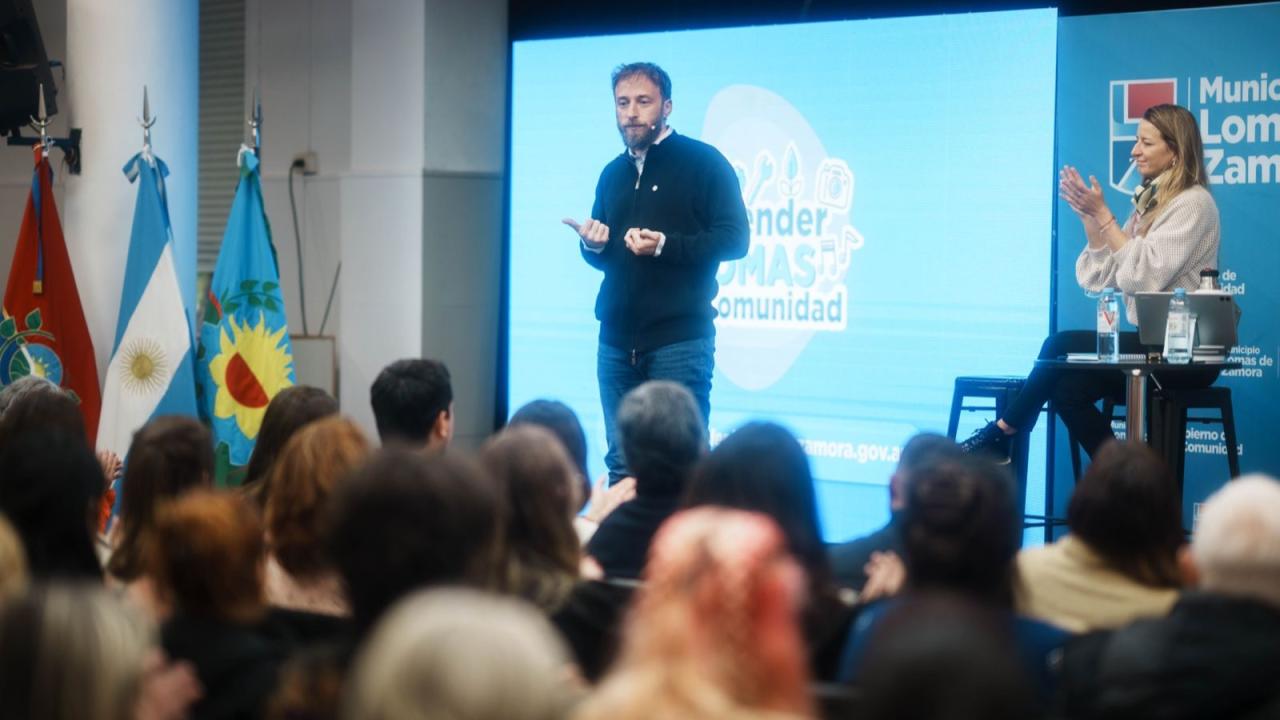 El Intendente Federico Otermín presentó Aprender Lomas, una plataforma que reúne toda la oferta educativa del Municipio, el Gobierno de la Provincia y la Universidad Nacional de Lomas de Zamora (UNLZ) para que los vecinos puedan capacitarse en oficios y mejoren sus oportunidades de inserción laboral. 
