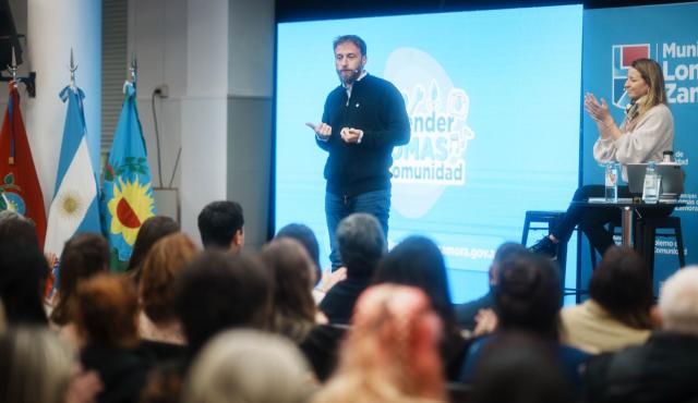 El Intendente Federico Otermín presentó Aprender Lomas, una plataforma que reúne toda la oferta educativa del Municipio, el Gobierno de la Provincia y la Universidad Nacional de Lomas de Zamora (UNLZ) para que los vecinos puedan capacitarse en oficios y mejoren sus oportunidades de inserción laboral. 