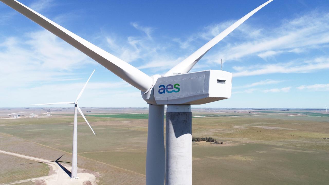 AES Argentina anunció una inversión de 150 millones de dólares para duplicar la capacidad instalada del parque eólico Vientos Bonaerenses, ubicado entre las localidades de Bahía Blanca y Tornquist, en la provincia de Buenos Aires. El proyecto contempla la incorporación de 16 nuevos aerogeneradores, que sumarán 102,4 megavatios (MW) al sistema eléctrico nacional.