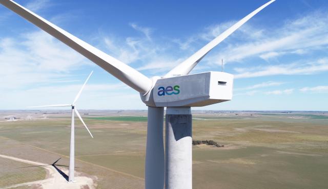 AES Argentina anunció una inversión de 150 millones de dólares para duplicar la capacidad instalada del parque eólico Vientos Bonaerenses, ubicado entre las localidades de Bahía Blanca y Tornquist, en la provincia de Buenos Aires. El proyecto contempla la incorporación de 16 nuevos aerogeneradores, que sumarán 102,4 megavatios (MW) al sistema eléctrico nacional.