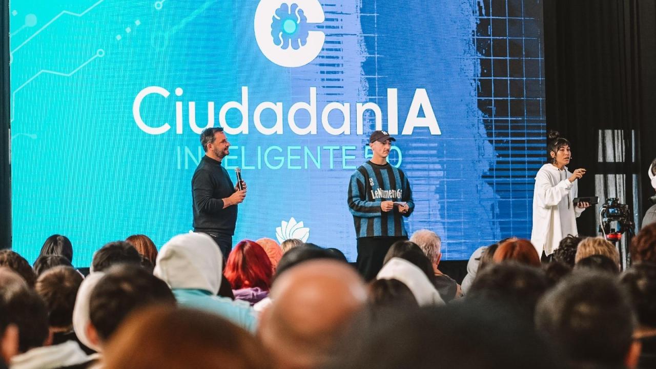 Ariel Sujarchuk, intendente del municipio de Escobar, presentó el programa CiudadanIA Inteligente 5.0, una iniciativa de formación gratuita en programación e idiomas destinada a estudiantes y docentes del distrito. 