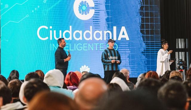 Ariel Sujarchuk, intendente del municipio de Escobar, presentó el programa CiudadanIA Inteligente 5.0, una iniciativa de formación gratuita en programación e idiomas destinada a estudiantes y docentes del distrito. 