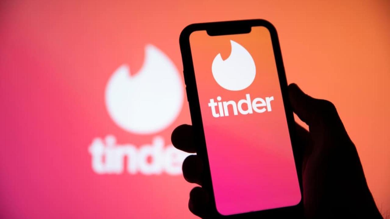 En un esfuerzo por hacer sus interacciones más seguras y respetuosas, Tinder lanzó una función llamada “Are You Sure?” que utiliza Inteligencia Artificial (IA) para detectar mensajes potencialmente ofensivos o inapropiados antes de que sean enviados.