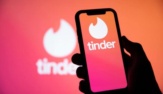 En un esfuerzo por hacer sus interacciones más seguras y respetuosas, Tinder lanzó una función llamada “Are You Sure?” que utiliza Inteligencia Artificial (IA) para detectar mensajes potencialmente ofensivos o inapropiados antes de que sean enviados.
