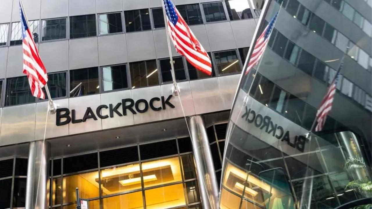 En un mundo donde la Inteligencia Artificial (IA) y la innovación tecnológica marcan el pulso de los mercados, BlackRock, el mayor gestor de activos del planeta, reafirma su liderazgo apostando decididamente por el sector tecnológico.
