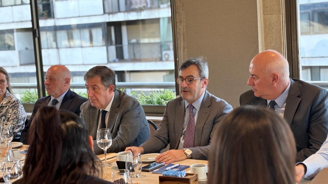 Autoridades de la Unión Industrial Argentina visitaron Córdoba para reunirse con cámaras empresarias, el gobierno provincial y empresas locales, reforzando el compromiso con la competitividad, el desarrollo productivo y la integración de los jóvenes al sector industrial.


