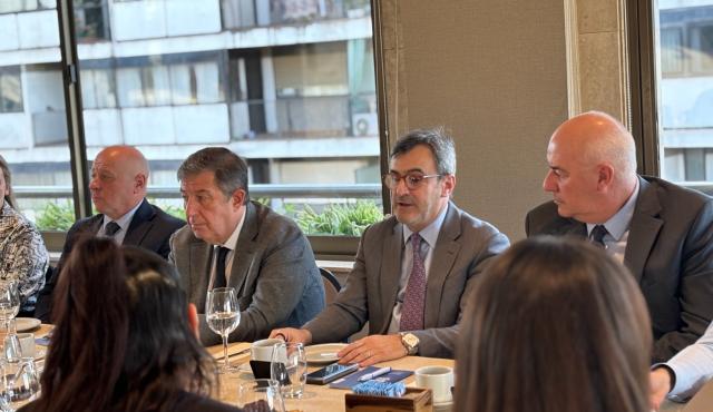 Autoridades de la Unión Industrial Argentina visitaron Córdoba para reunirse con cámaras empresarias, el gobierno provincial y empresas locales, reforzando el compromiso con la competitividad, el desarrollo productivo y la integración de los jóvenes al sector industrial.


