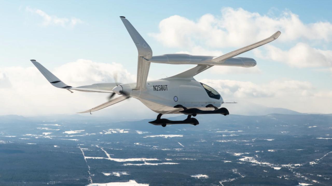 BETA Technologies hizo historia en la aviación al completar el primer vuelo de pasajeros totalmente eléctrico al Aeropuerto Internacional John F. Kennedy en Nueva York, con su aeronave ALIA de despegue y aterrizaje convencional, transportando a un piloto y cuatro pasajeros durante un viaje de 45 minutos desde el Aeropuerto de East Hampton en Long Island.
