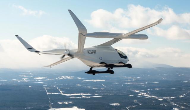 BETA Technologies hizo historia en la aviación al completar el primer vuelo de pasajeros totalmente eléctrico al Aeropuerto Internacional John F. Kennedy en Nueva York, con su aeronave ALIA de despegue y aterrizaje convencional, transportando a un piloto y cuatro pasajeros durante un viaje de 45 minutos desde el Aeropuerto de East Hampton en Long Island.
