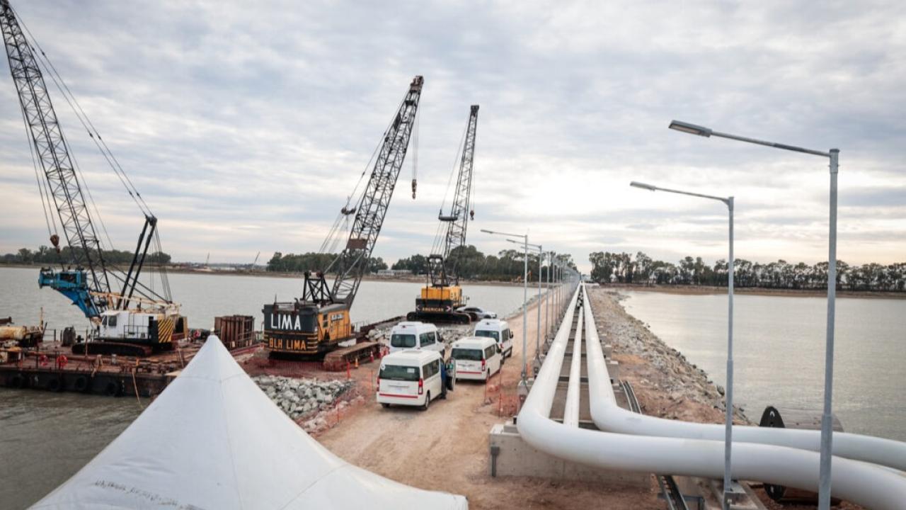

Con una inversión de 600 millones de dólares, se inauguró oficialmente el proyecto “Rosa Negra” en el Puerto Público de Coronel Rosales, una obra de infraestructura estratégica impulsada por la empresa Otamérica.
