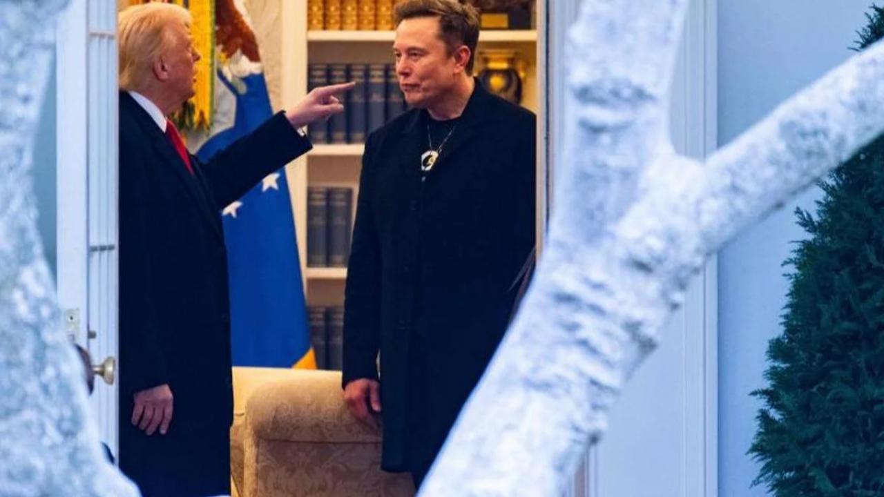 La disputa entre el presidente Donald Trump y Elon Musk se ha transformado en una verdadera guerra política y económica que ya repercute fuertemente en los mercados. Tras una serie de ataques cruzados, el conflicto alcanzó un nuevo nivel cuando el exasesor presidencial Steve Bannon pidió públicamente la confiscación de SpaceX, la compañía aeroespacial fundada por Musk.
