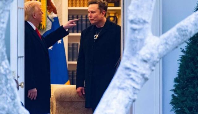 La disputa entre el presidente Donald Trump y Elon Musk se ha transformado en una verdadera guerra política y económica que ya repercute fuertemente en los mercados. Tras una serie de ataques cruzados, el conflicto alcanzó un nuevo nivel cuando el exasesor presidencial Steve Bannon pidió públicamente la confiscación de SpaceX, la compañía aeroespacial fundada por Musk.
