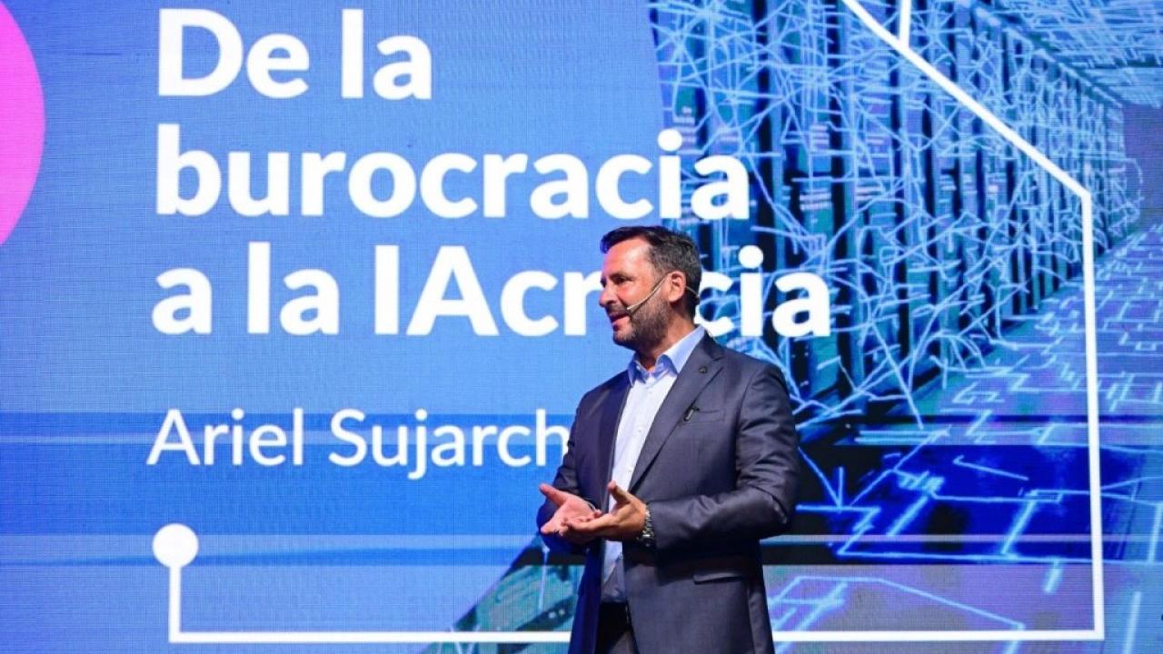 El intendente de Escobar detalla cómo la tecnología y la Inteligencia Artificial están transformando la gestión pública, la seguridad, la movilidad y la participación ciudadana en el distrito. Su apuesta a una revolución tecnológica para construir un Estado “DASE”: dinámico, ágil, sencillo y eficiente.