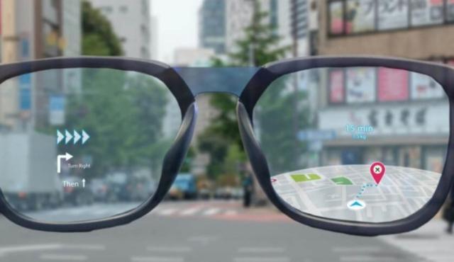 La imagen clásica de unas simples gafas correctivas ha quedado atrás. En 2025, la tecnología se ha metido de lleno en la óptica, transformando las gafas en potentes dispositivos que combinan conectividad, Inteligencia Artificial, realidad aumentada e incluso funciones de salud.
