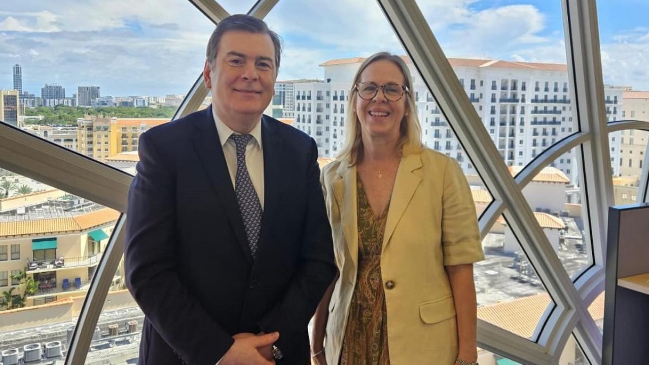 En el marco de su estrategia de posicionamiento internacional en innovación y desarrollo tecnológico, el gobernador de Santiago del Estero Gerardo Zamora mantuvo una reunión clave con Silvia Clarke, Directora Ejecutiva de eMerge Americas, la organización que lidera uno de los eventos tecnológicos más relevantes de Estados Unidos.