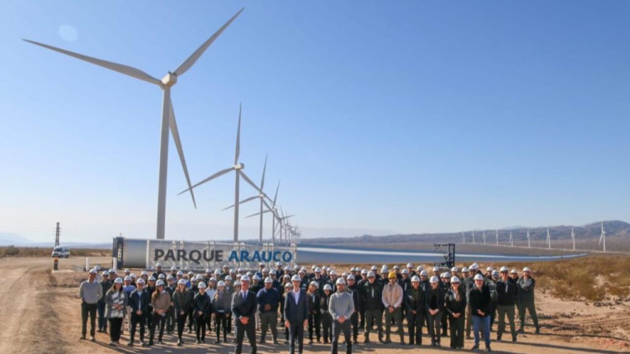 Con una inversión de 150 millones de dólares, se completó el montaje final del Parque Eólico Arauco III, una obra clave que consolida a La Rioja como referente nacional en energías renovables. El parque forma parte del complejo energético Arauco, que en 2025 se convertirá en el primer sistema híbrido de energía eólica y solar de Sudamérica