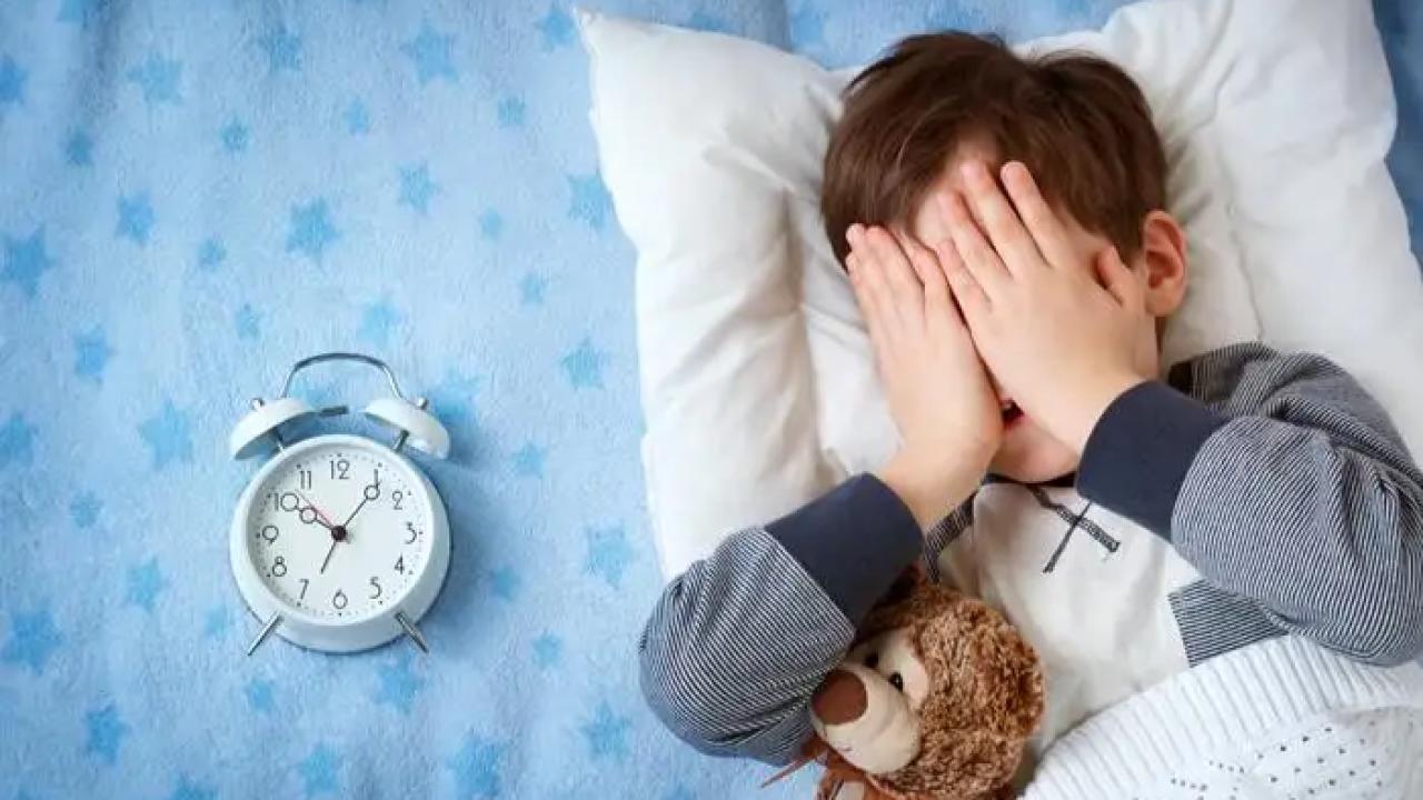 El médico especialista en Neurofisiología Clínica y miembro de la Sociedad Española de Sueño, Javier Albares, acaba de lanzar una advertencia que interpela a familias, educadores y gobiernos: los adolescentes no deberían tener su primer smartphone antes de los 16 años. La afirmación no responde a una postura ideológica, sino a una preocupación basada en evidencia científica y sanitaria.
