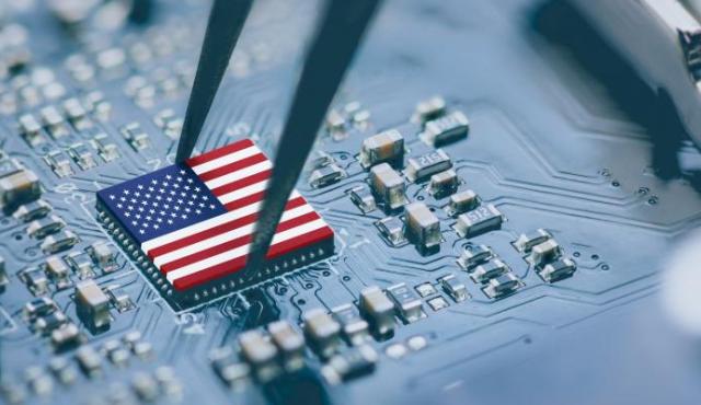 Se prevé que Estados Unidos aumente su fabricación nacional de chips en un 203% en la década posterior a la promulgación de la Ley CHIPS y Ciencia —y amplíe su participación en la capacidad total de fabricación mundial por primera vez en décadas— según un nuevo informe de la Asociación de la Industria de Semiconductores/Boston Consulting Group centrado en la cadena de suministro global de chips. 
