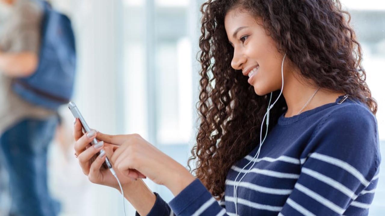 El boom del aprendizaje de idiomas por celular llegó para quedarse. Desde la popular gamificación de Duolingohasta la inmersión conversacional de HelloTalk, la tecnología transformó por completo la forma en que estudiamos lenguas extranjeras. En esta nota, te contamos cuáles son las plataformas más efectivas del año y cómo elegir la mejor app según tu estilo.