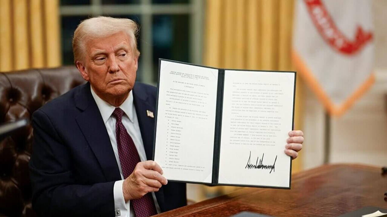 El presidente Donald Trump se encuentra preparando un paquete de órdenes ejecutivas destinadas a acelerar el desarrollo de la infraestructura energética necesaria para sustentar el vertiginoso crecimiento de la Inteligencia Artificial en Estados Unidos, con la intención de superar a China en esta competencia tecnológica