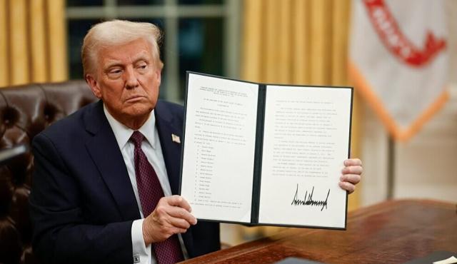 El presidente Donald Trump se encuentra preparando un paquete de órdenes ejecutivas destinadas a acelerar el desarrollo de la infraestructura energética necesaria para sustentar el vertiginoso crecimiento de la Inteligencia Artificial en Estados Unidos, con la intención de superar a China en esta competencia tecnológica