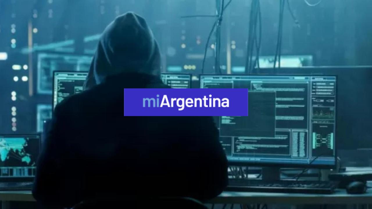 En una nueva alerta sobre la ciberseguridad del Estado argentino, el Gobierno confirmó esta semana que la app Mi Argentina fue víctima de un hackeo masivo. La filtración afectó potencialmente a millones de ciudadanos que utilizan esta plataforma para acceder a documentación digital como DNI, licencias de conducir, credenciales de vacunación, entre otros servicios.
