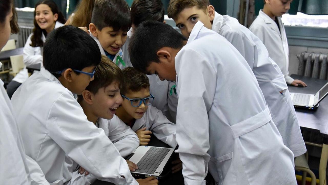 En la Argentina de hoy, más del 88,4 % de la población accede a Internet, según datos oficiales. Hay fibra óptica, hay celulares, hay redes sociales. Pero en las aulas, en los barrios y en miles de hogares, la conectividad no se traduce en verdadero acceso al conocimiento.
