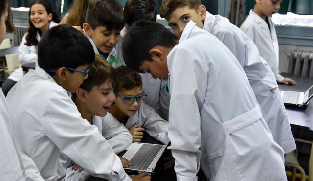 En la Argentina de hoy, más del 88,4 % de la población accede a Internet, según datos oficiales. Hay fibra óptica, hay celulares, hay redes sociales. Pero en las aulas, en los barrios y en miles de hogares, la conectividad no se traduce en verdadero acceso al conocimiento.