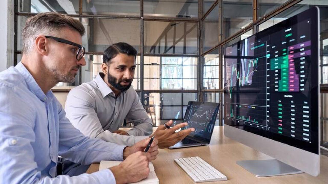 El sector del software, históricamente uno de los motores de crecimiento económico de Argentina —con exportaciones, empleos de calidad y generación de divisas—, está siendo golpeado por el ajuste fiscal y monetario del gobierno, según cámaras empresarias y líderes del sector.
