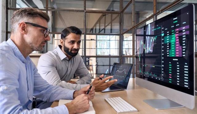 El sector del software, históricamente uno de los motores de crecimiento económico de Argentina —con exportaciones, empleos de calidad y generación de divisas—, está siendo golpeado por el ajuste fiscal y monetario del gobierno, según cámaras empresarias y líderes del sector.
