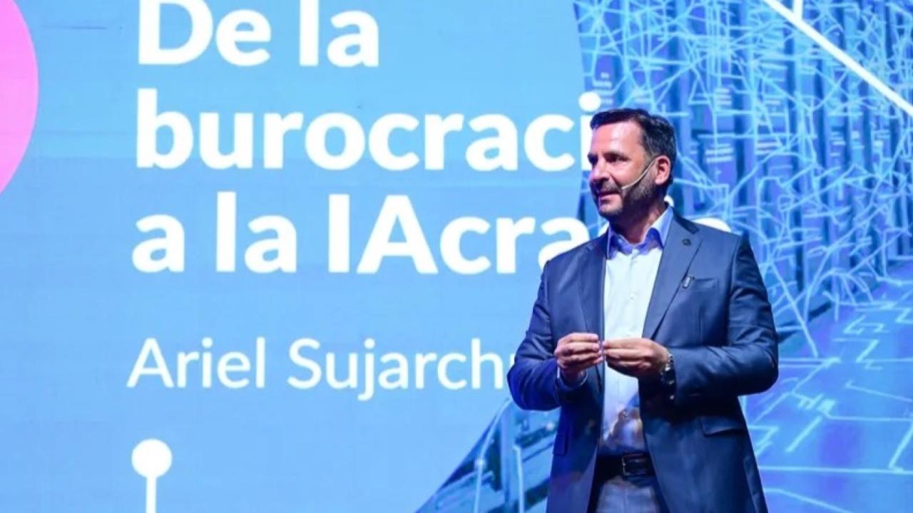 El intendente de Escobar y presidente del Instituto de Innovación Digital, Ariel Sujarchuk, anunció la próxima publicación de su primer libro, titulado “Mañana es hoy. Alianzas para una ciudadanIA inteligente”.


