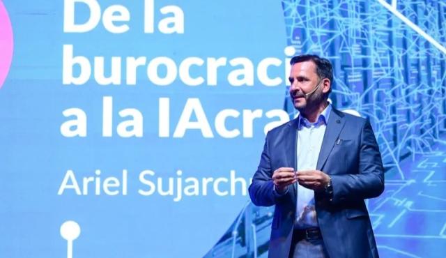 El intendente de Escobar y presidente del Instituto de Innovación Digital, Ariel Sujarchuk, anunció la próxima publicación de su primer libro, titulado “Mañana es hoy. Alianzas para una ciudadanIA inteligente”.


