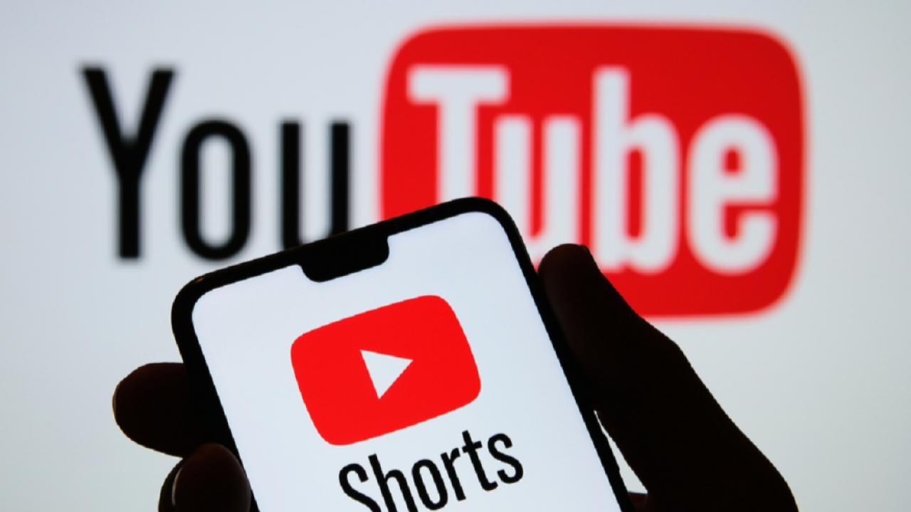 YouTube aplicará nuevas restricciones a los canales que no generen contenido “original” y “auténtico”. Esta medida afectará especialmente a canales de compilaciones, reacciones o aquellos que reutilicen clips sin aportar transformaciones significativas, según confirmó la plataforma en su sitio oficial para creadores y fue reportado por medios especializados como Search Engine Journal y ResetEra.

